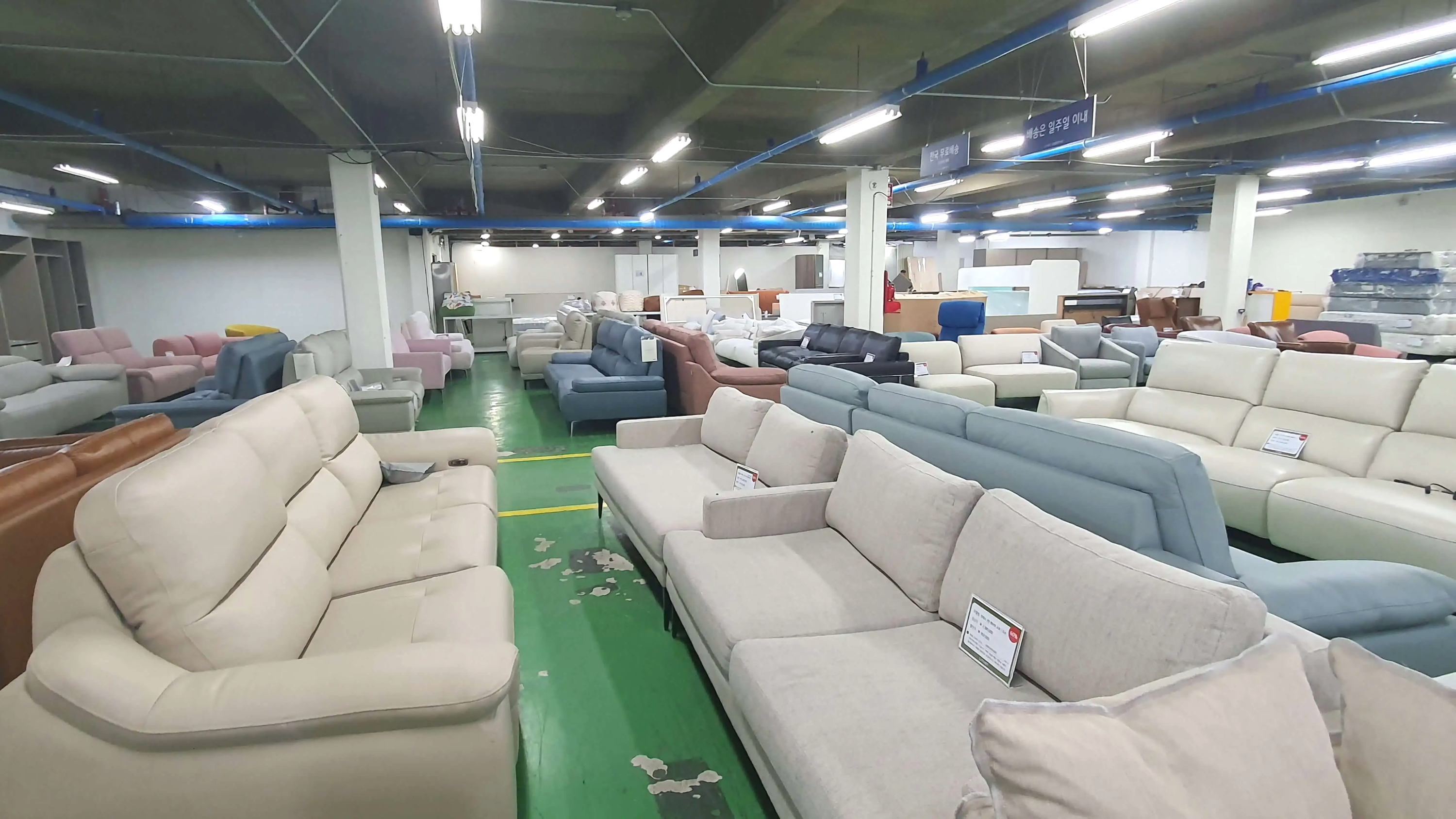 리바트-용인-상설매장-내부,-판매중인-소파들