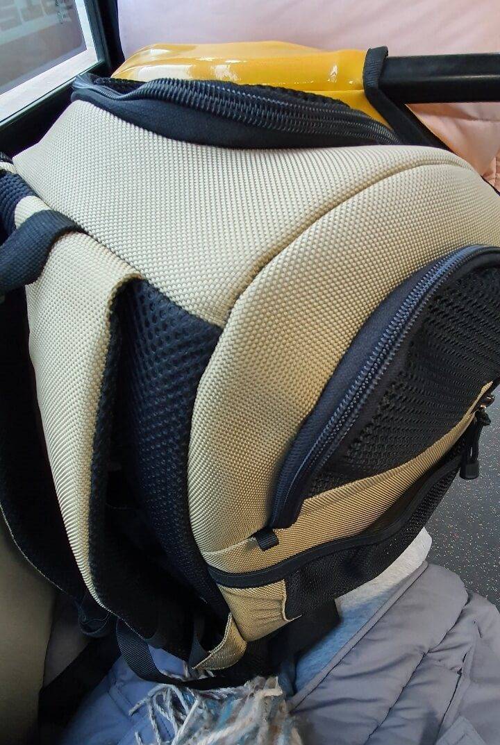 무릎 위에 올려 놓은 이동가방