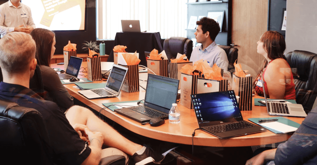 회의하는 사람들