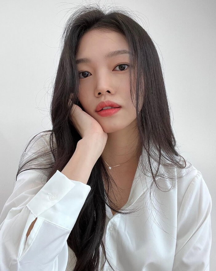 한손을턱에기대고있는-긴머리여성의모습