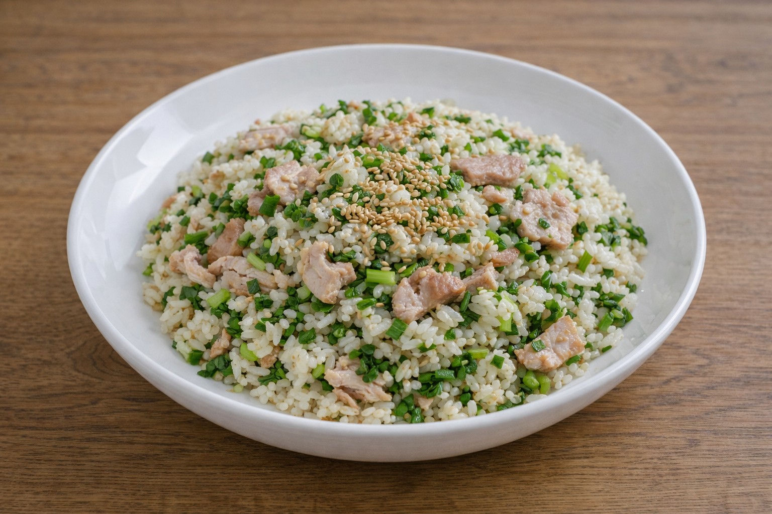 고기와 미나리 향이 살아 있는 완성된 미나리볶음밥 모습