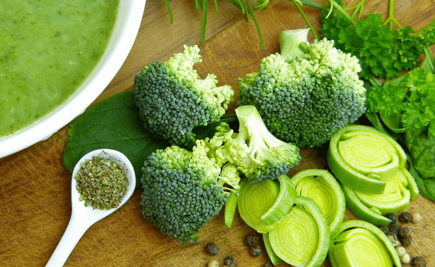 셀레늄이 많은 음식 브로콜리 주스와 가루가 놓여 있다