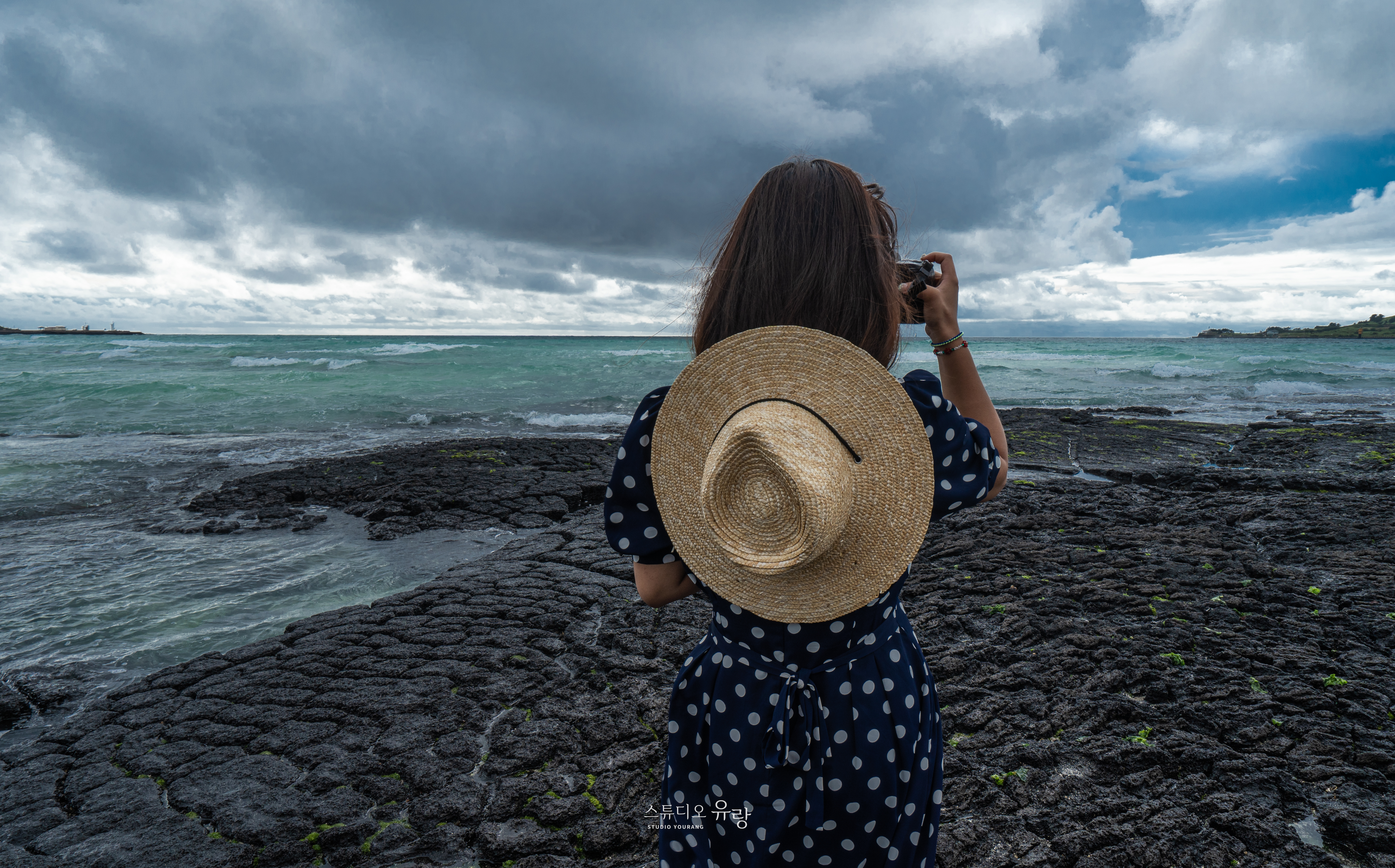 브랜드별 가성비 카메라 비교 분석 자료 이해를 돕기 위한 사진 이미지 '카메라를 들고 있는 여자'