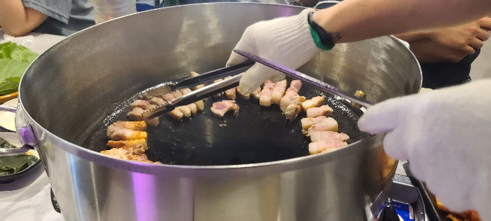 상대원동맛집 삼겹살맛집 무쇠뚝삼겹 메뉴판 생삽겹살 구이준비 삼겹살구이 직원이구워줌