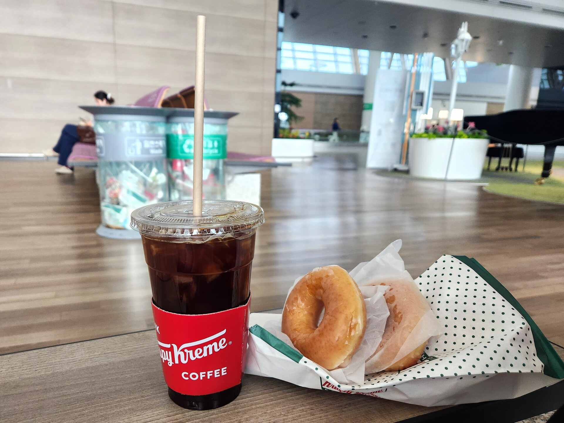 크리스피 도넛과 아이스 아메리카노