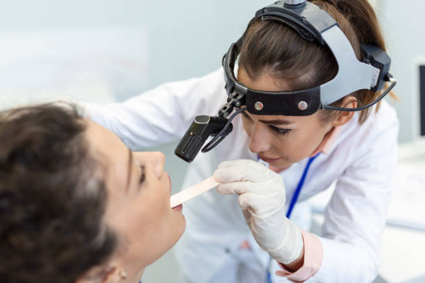 후두암 진단에 가장 기본적인 방법은 후두 내시경 검사 입니다