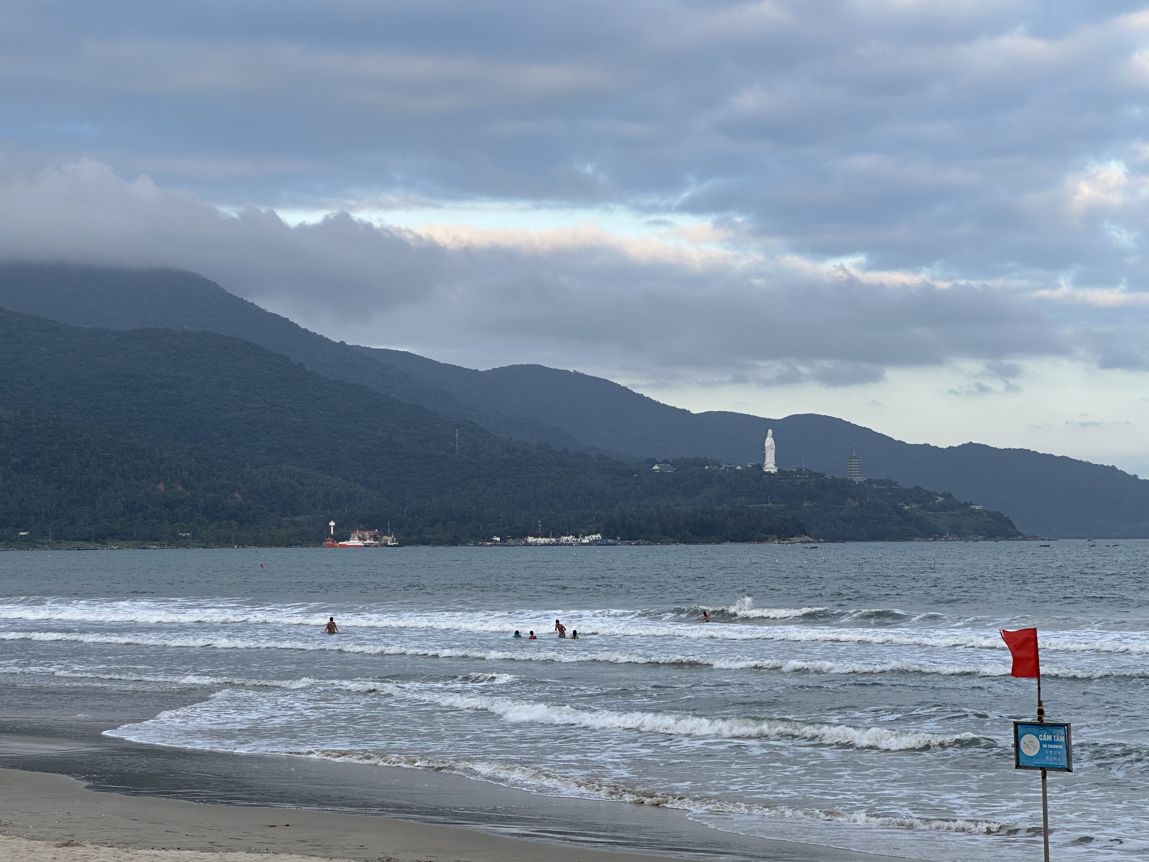 다낭(Da Nang) 미케비치(My Khe Beach)에서 보이는 손짜반도