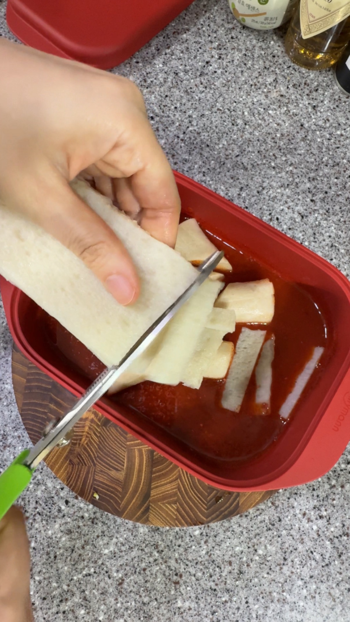 "고추장 양념장에 어육함량 높은 순살 어묵을 넣는 모습"