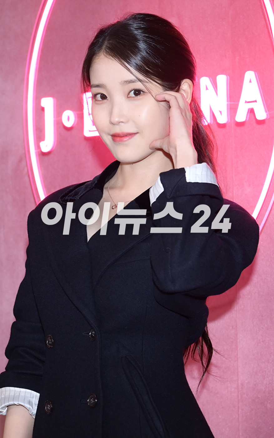 가수 아이유가 16일 오후 서울 강남구 언주로 한 매장에서 진행된 제이에스티나 홀리데이 재즈바 팝업스토어 오픈행사에 참석하고 있다. [사진=정소희 기자]