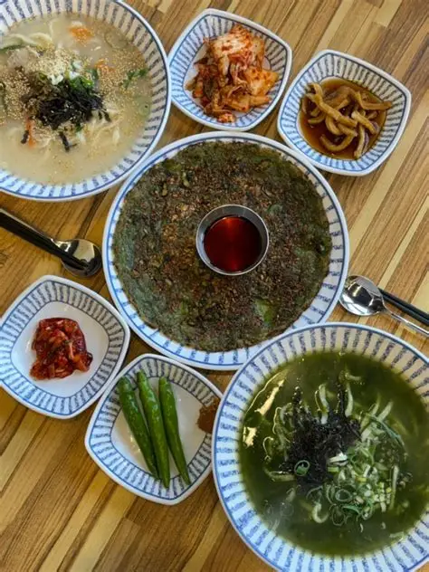 제주도 보말 칼국수와 보말로 만든 전
