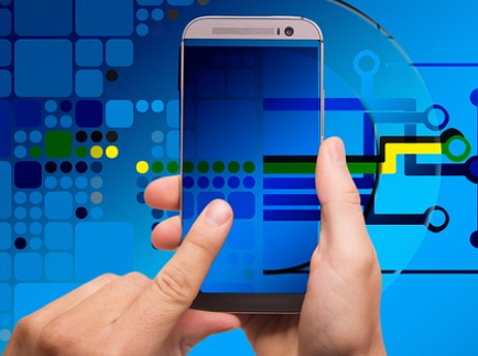 스마트폰을 모션으로 제어하고 있는 모습