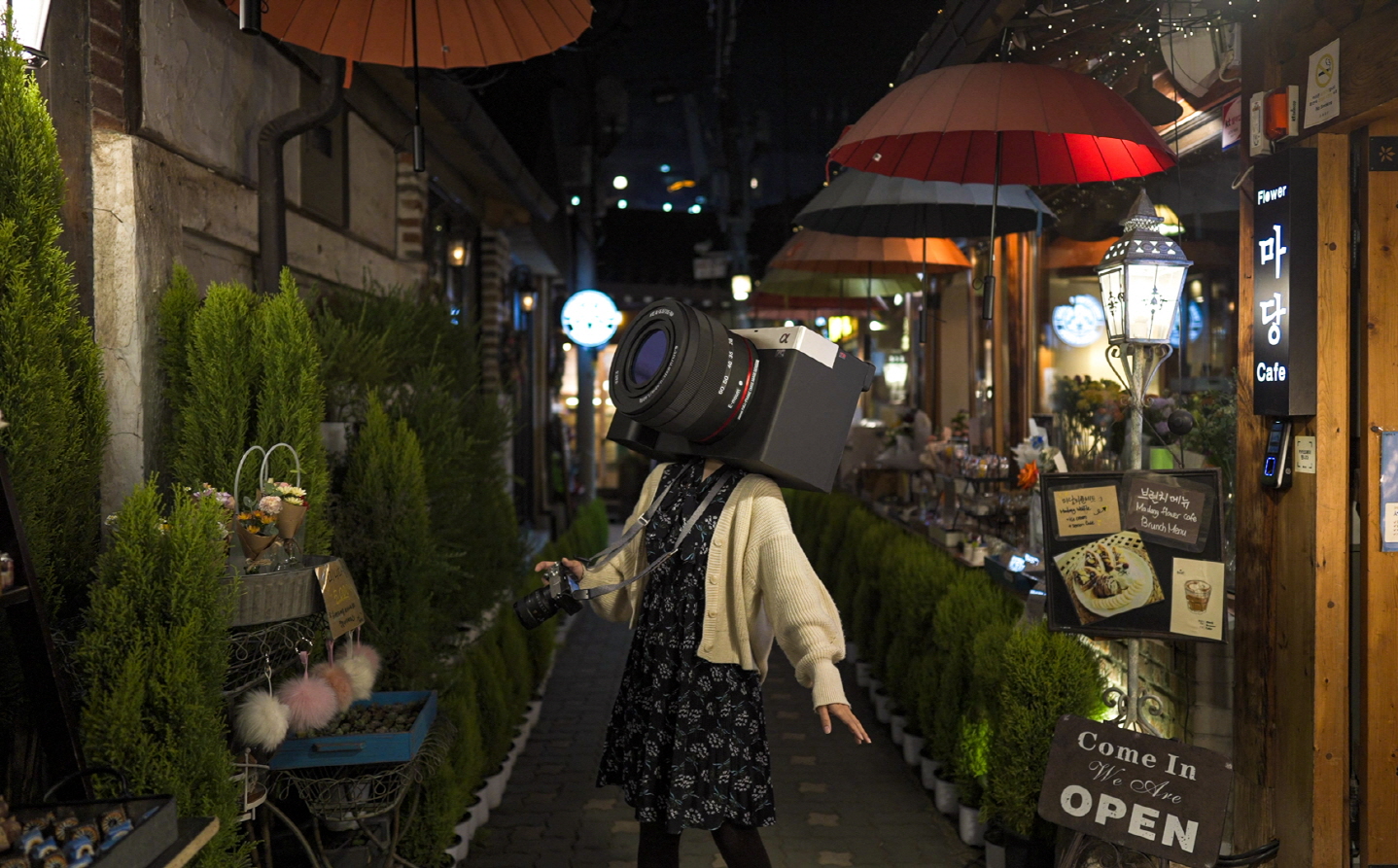 분위기 넘치는 골목길에서 사진