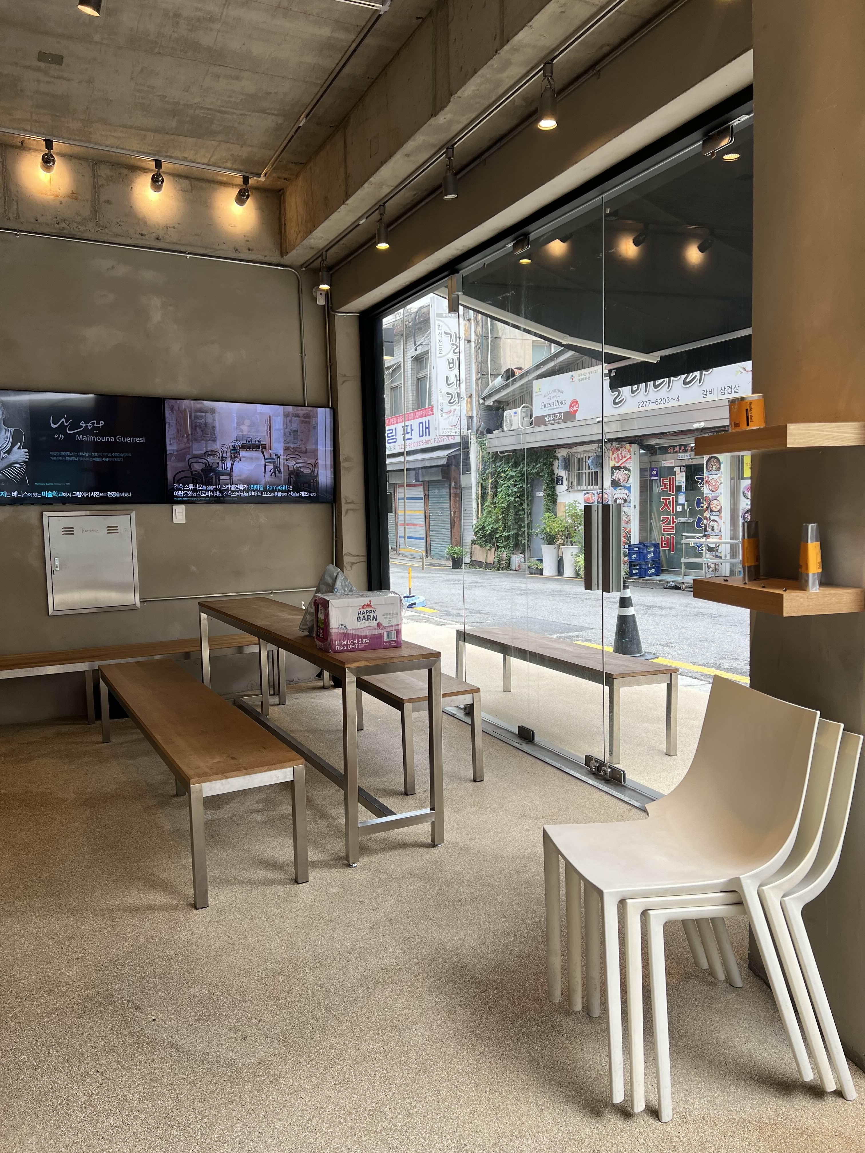 로스터스 로스터리 카페 내부 좌석 테이블