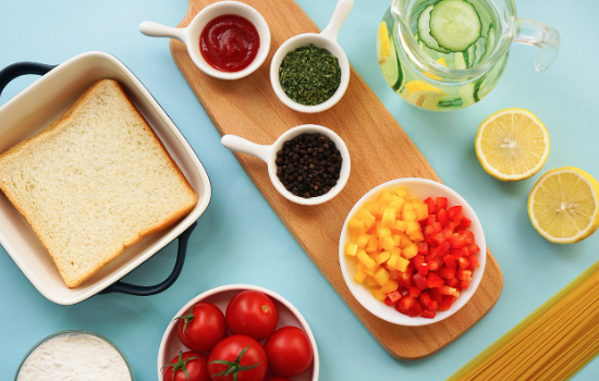 뇌 발달과 감정 조절에 좋은 영양소 가이드 (청소년, 비타민B, 철분), 여러 소스와 야채, 토마토, 식빵이 있는 사진