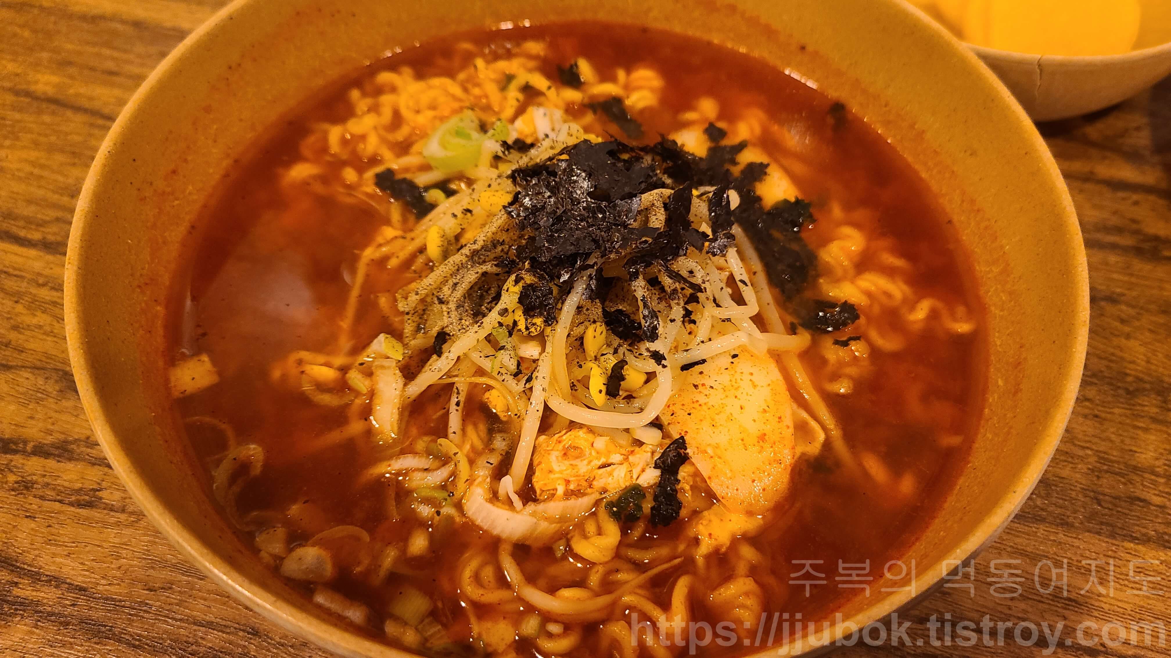 틈새라면-명동본점-빨계떡