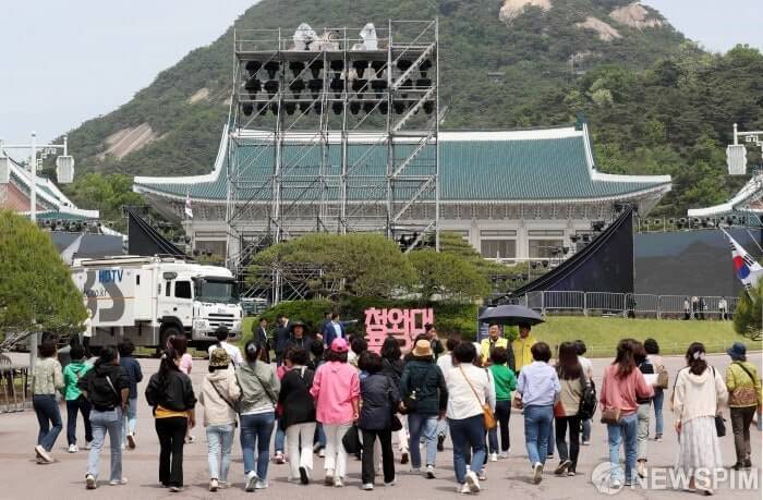 청와대 관람 전면 중단과 대통령 집무실 이전 -- 변화의 시작