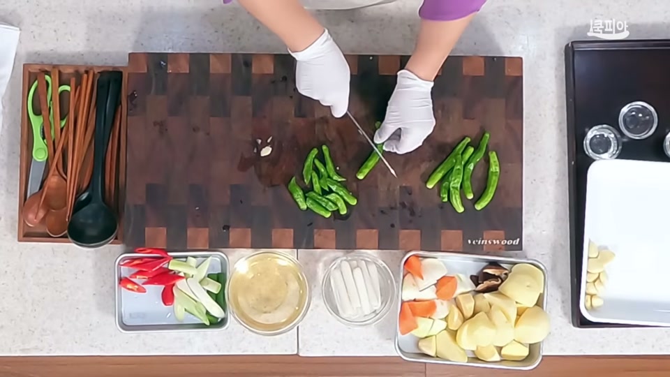 채소를 큼직하게 써는 장면