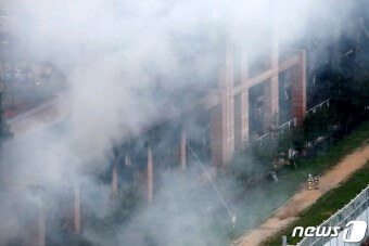 상가-건물이-화재가-나서-연기가-자욱해서-한치앞도-보이지-않는-모습