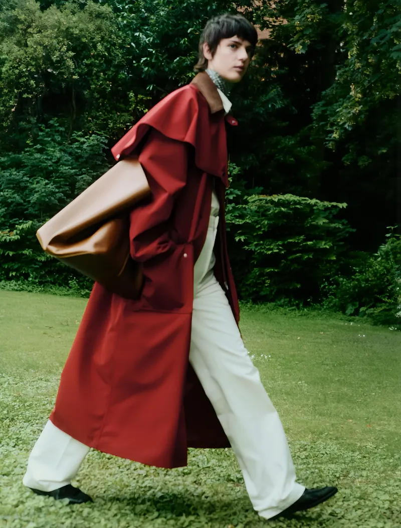 버건디 트렌치코트와 화이트 팬츠, 테크노 미니멀 시티보이 스타일
