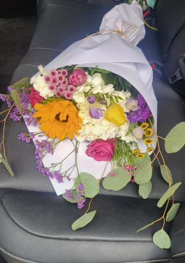 "실버레이크 꽃 트럭에서 고른 화사한 꽃다발, 차 안에 조심스럽게 놓인 봄의 선물" 사진