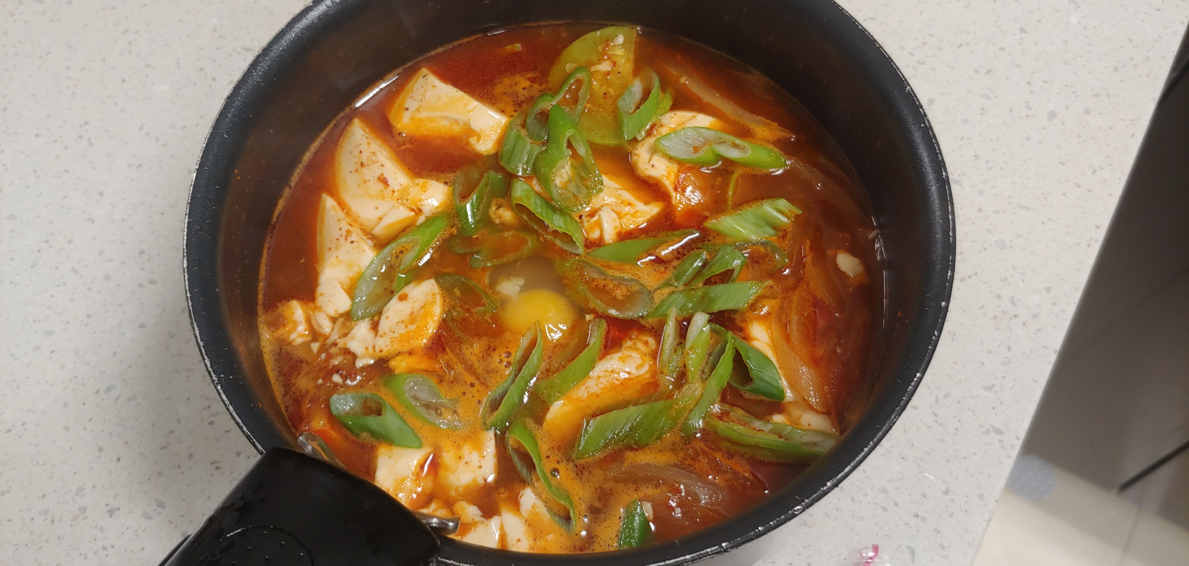 겉보기에는 멀쩡해보이는&#44; 망친 순두부찌개