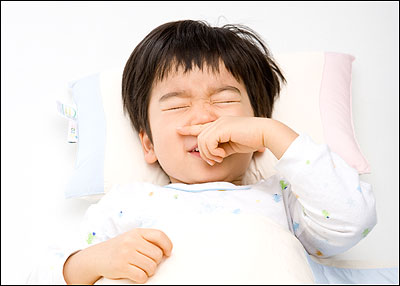 아이 밤기침 심한 이유 7가지 낮에는 괜찮은데 밤에만 기침하는 아이, 병원에 가야 할 때는?