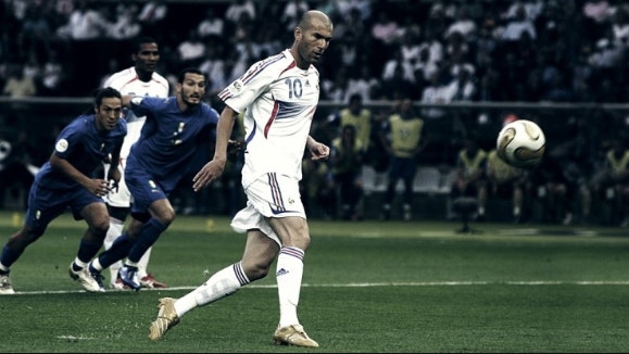 이탈리아와 결승전에서 파넨카킥 하는 지단 사진