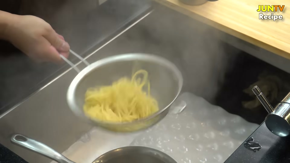 체에 면을 건져 올리는 장면