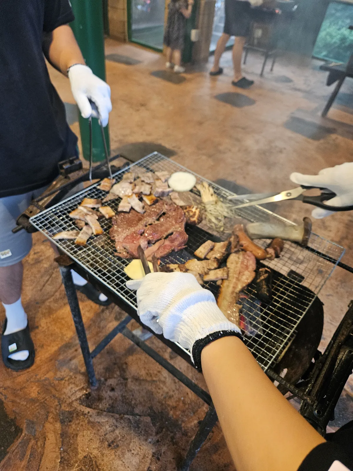 그릴에-고기를-굽고-있는-사진