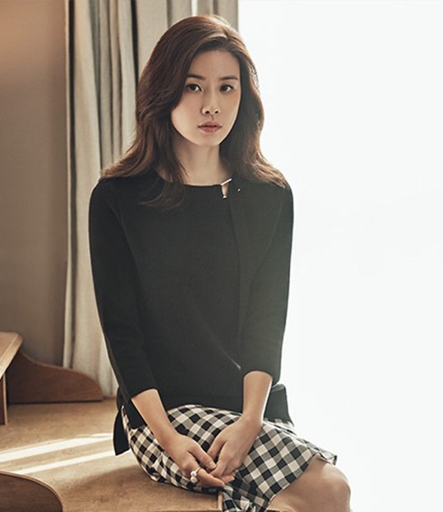 정면을 응시하고 있는 이보영 배우