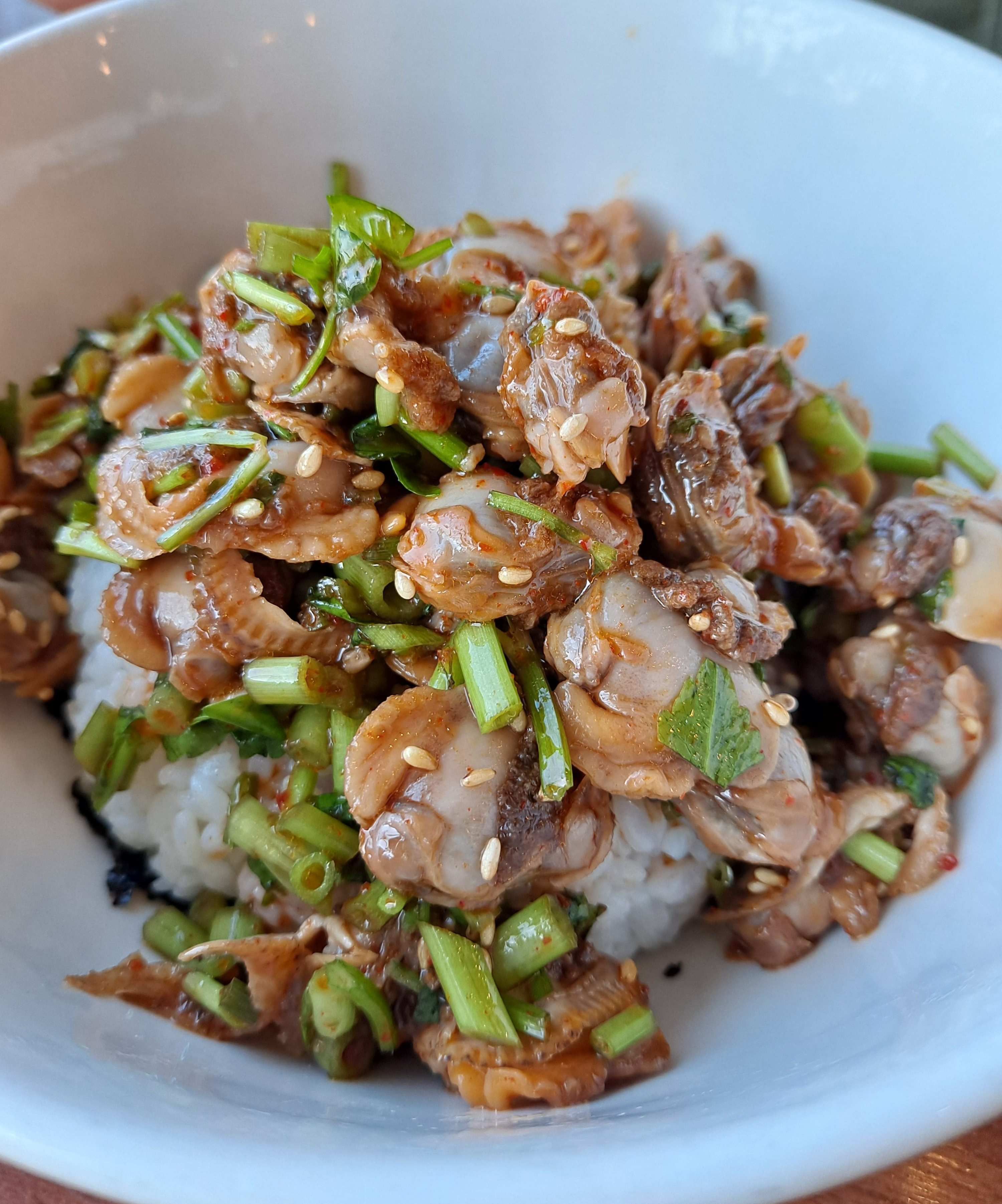 밥에 꼬막 넣기