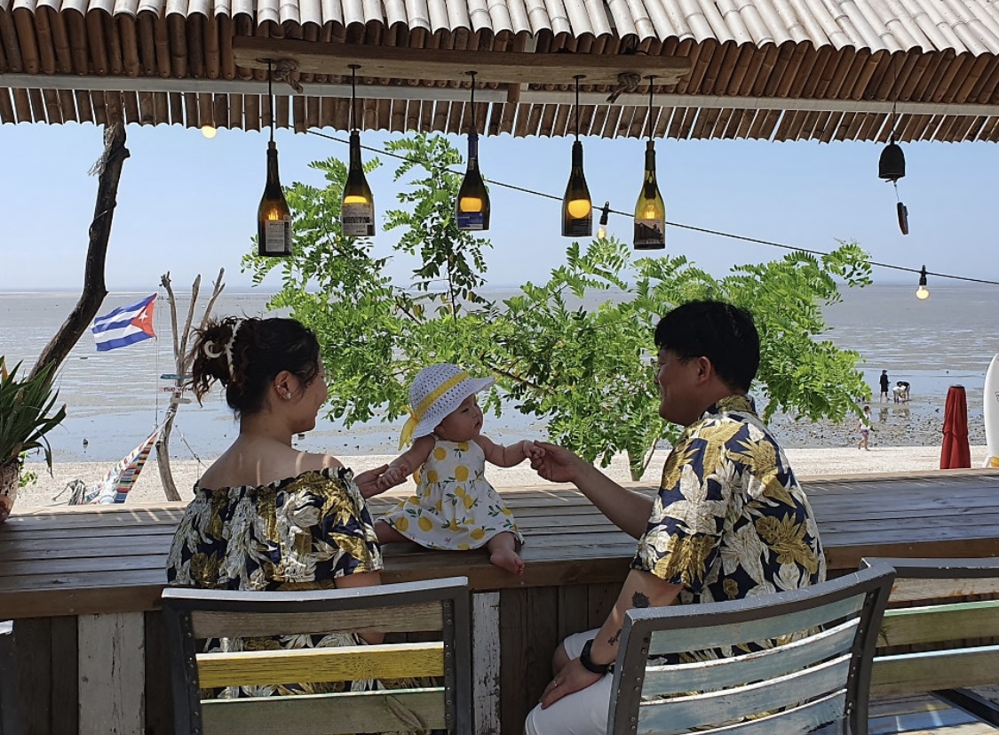 뻘다방 카페 야외 테이블에 앉아있는 가족사진(출처: 본인)