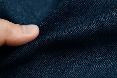 손으로 당겨지는 강한 직조 구조의 튼튼한 원단