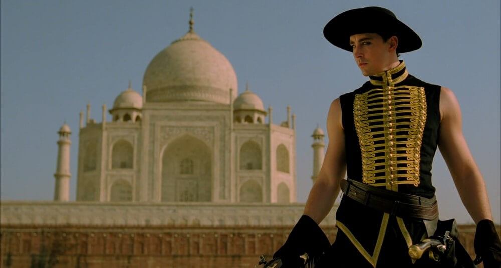 로이가 총을 들고 겨누기 직전