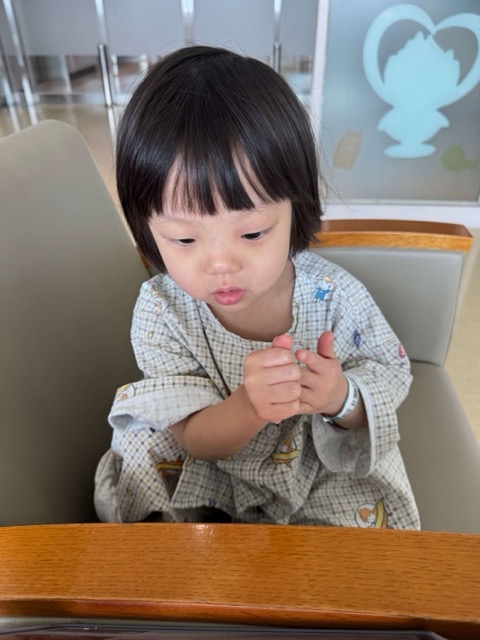 소파앉아있는 아이