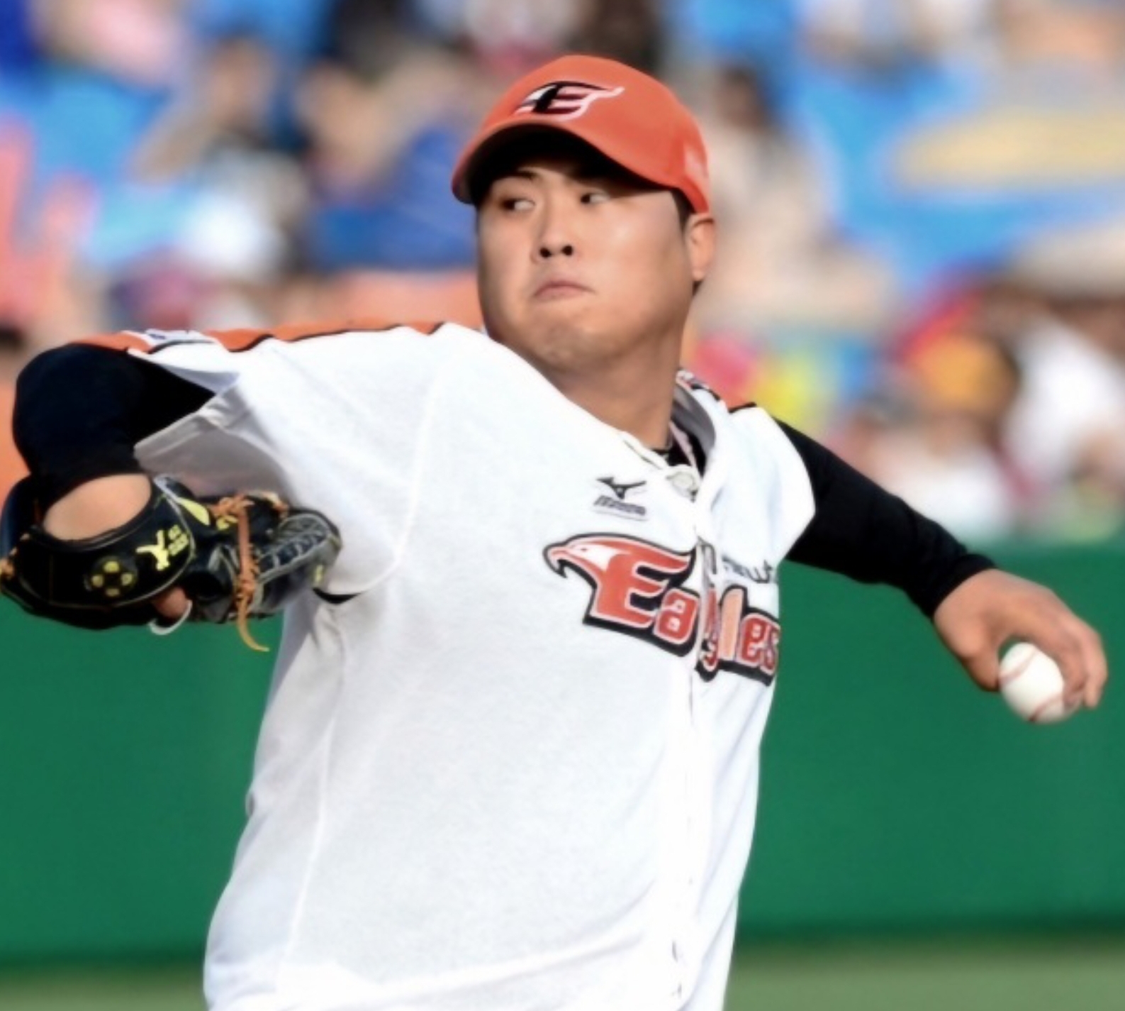 투구하고 있는 류현진 선수