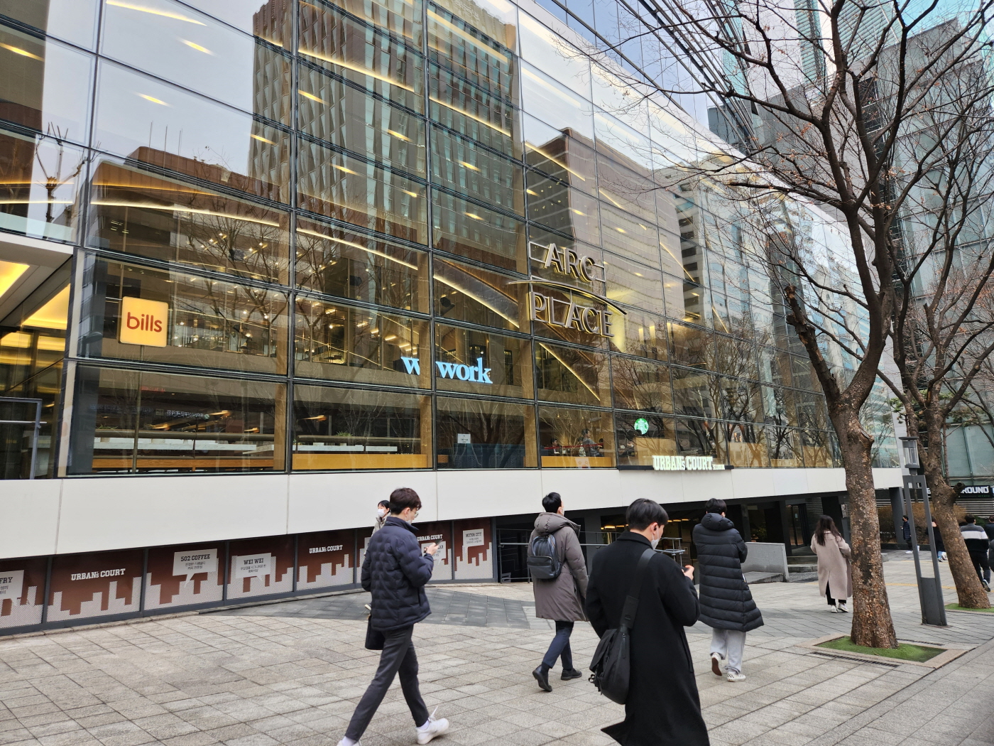 위워크 역삼역점 건물 외부 모습