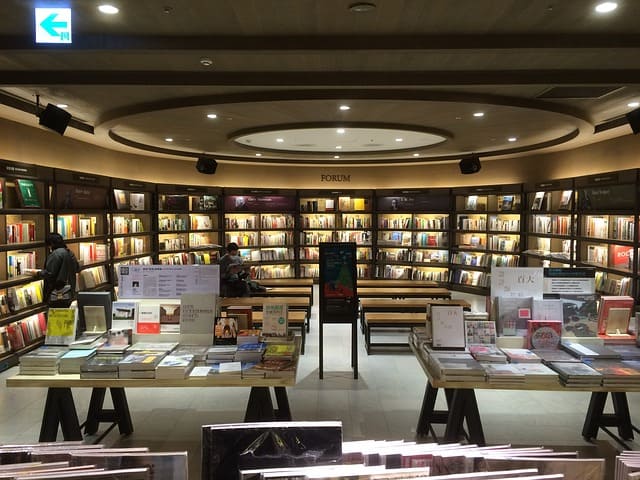 Bookstore&amp;#44; Circular space&amp;#44; Indoor