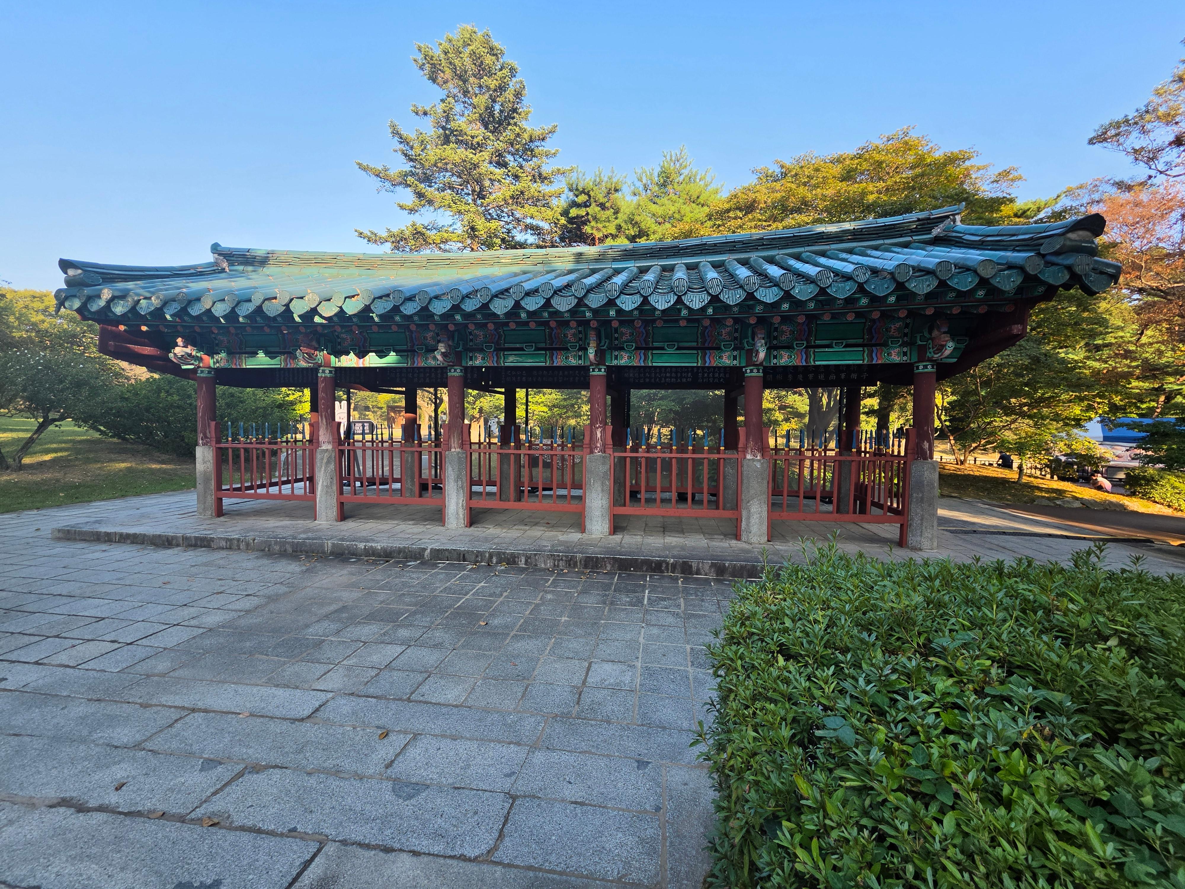 충무공 집안의 충절과 효행을 기리는 정려. 밤에는 이야기가 펼쳐지는 미디어아트 공간으로 변했습니다
