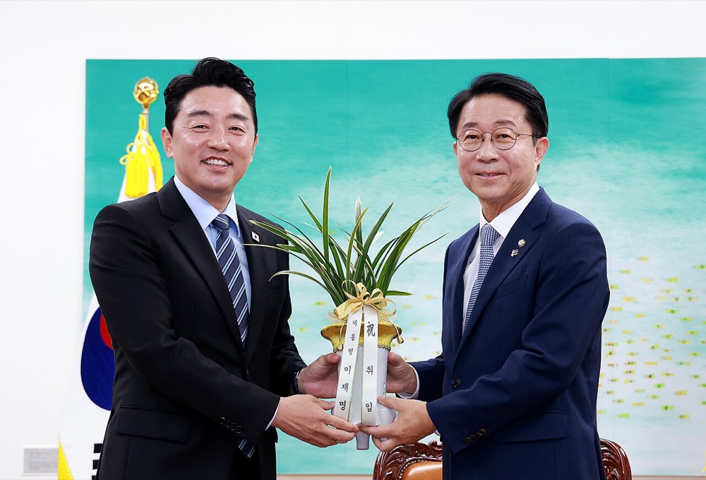 2026년 6월 9일 국회에서 조정식 국회의장(오른쪽)을 만난 강훈식 당시 대통령비서실장(왼쪽)