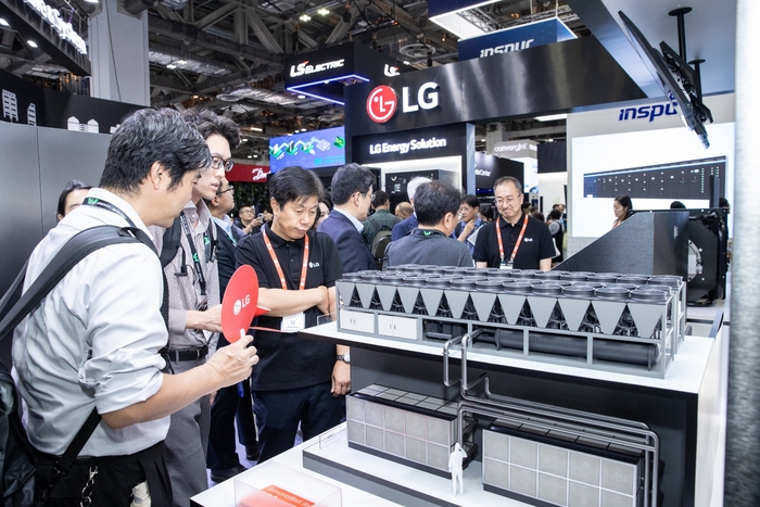 LG전자와 LG CNS, LG에너지솔루션이 8일부터 양일간 싱가포르에서 열린 '데이터센터 월드 아시아(Data Center World Asia) 2025'에서 '원(One) LG' 통합 솔루션을 선보였다.