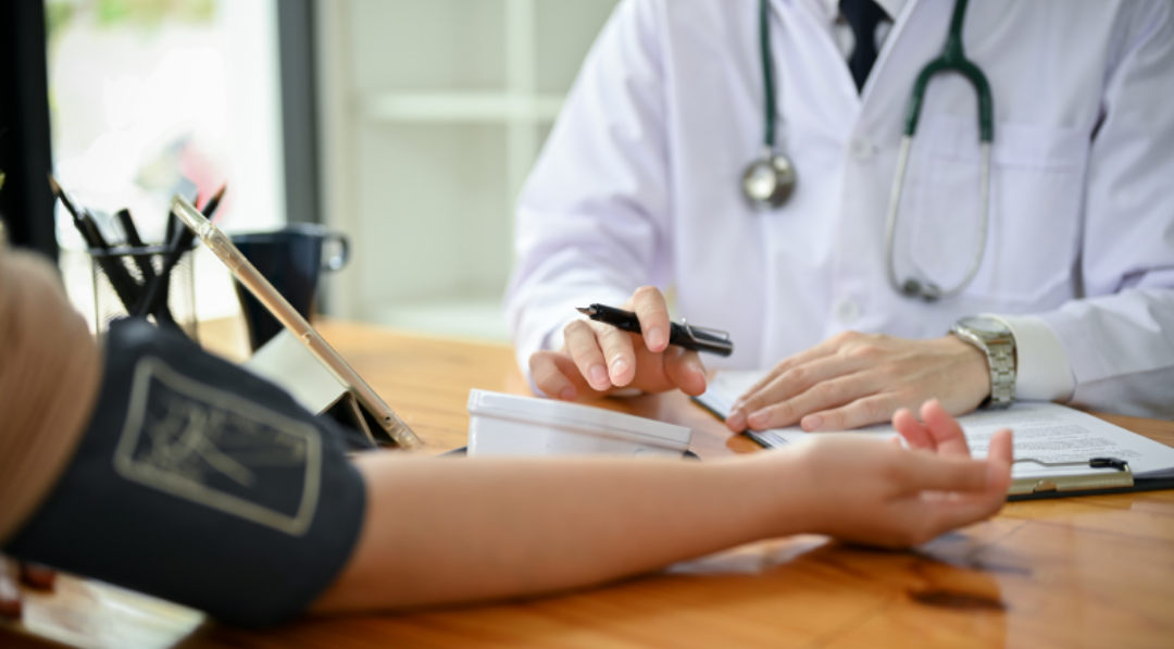 혈압을 재고 있는 모습