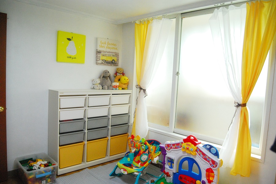 노랑색을 포인트로 꾸며준 아이방