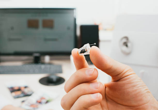 눈에 잘 띄지 않는 초소형 보청기, 선택 시 꼭 알아야 할 점!