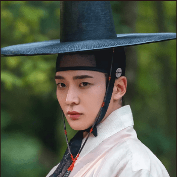 갓을쓰고 옆을 보고있는 로운