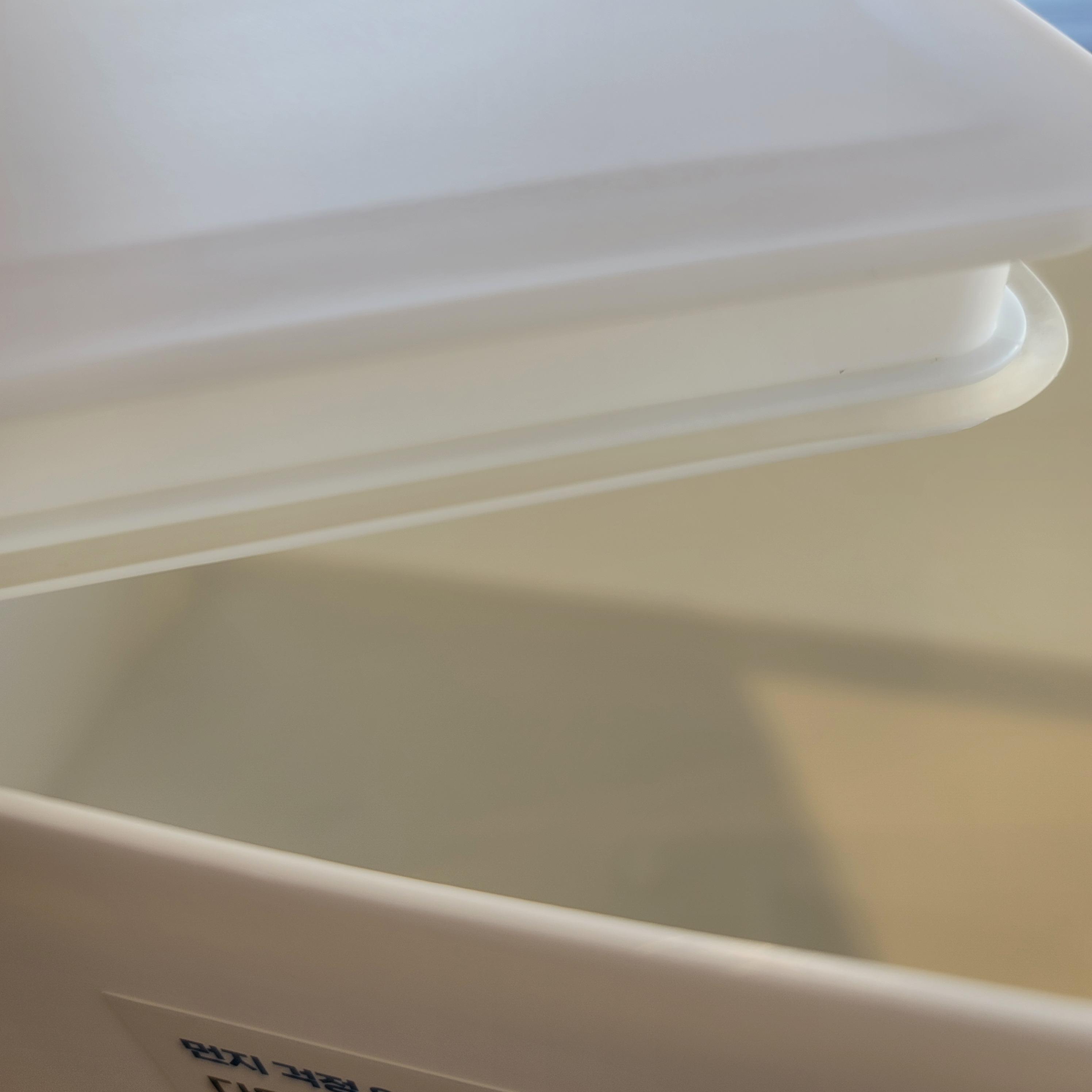 다이소 다용도 물티슈 케이스 뚜껑을 분리하니 뚜껑에 고무 패킹이 되어있다.