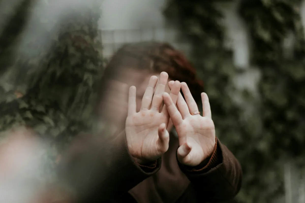 두손으로-얼굴을-가리며-거부하고-있는-여성