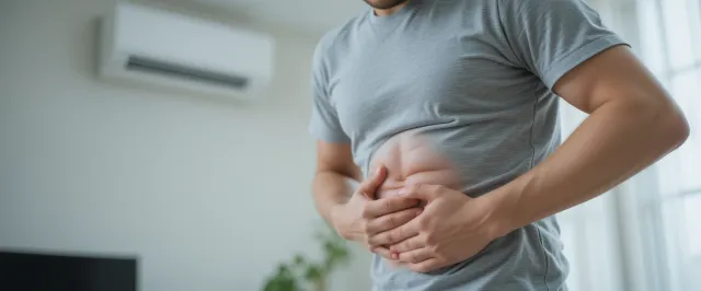 복부를 감싸 안고 불편한 표정을 짓고 있는 인물