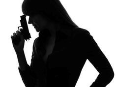 총을-들고-무엇인가를-골똘히-생각하는-검은-영상