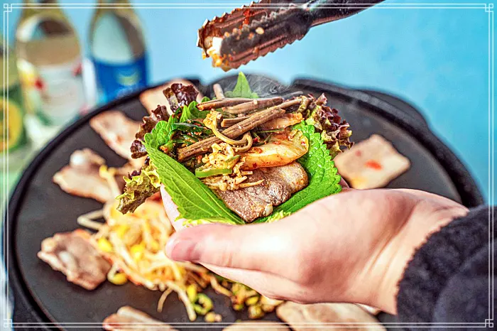 생방송 오늘저녁 수원 인계동 수십가지 반찬&#44; 레트로 옛날 학교 교실 분위기&#44; 냉동 삼겹살 맛집
